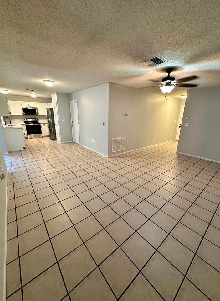 11143 Holbrook St - Photo 3 of 13