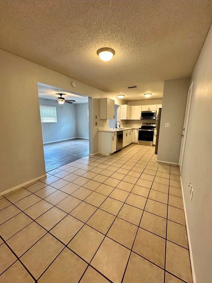 11143 Holbrook St - Photo 4 of 13