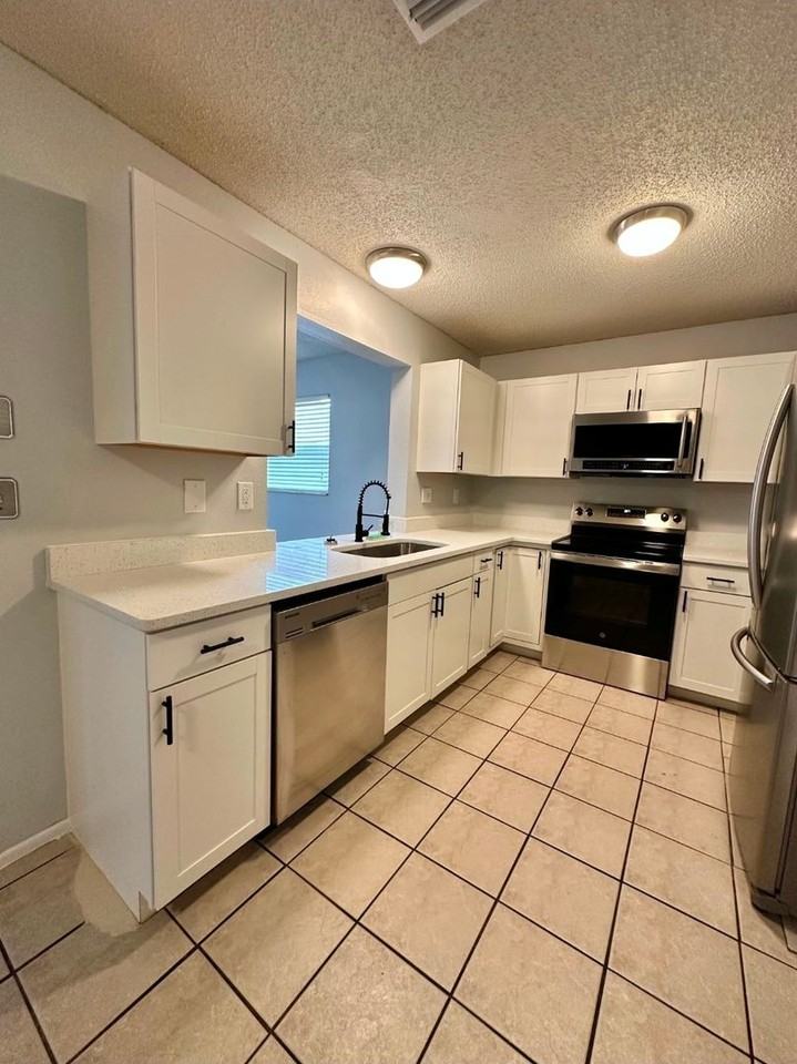 11143 Holbrook St - Photo 5 of 13