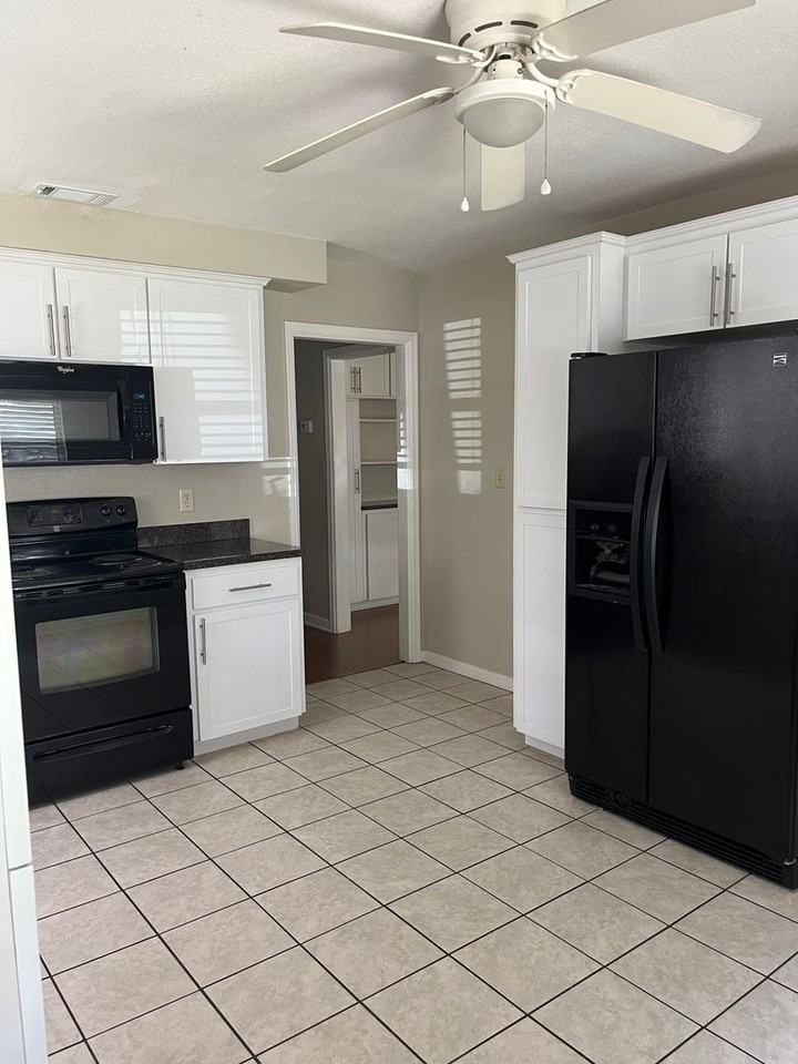 935 Pennsylvania Ave - Photo 2 of 13