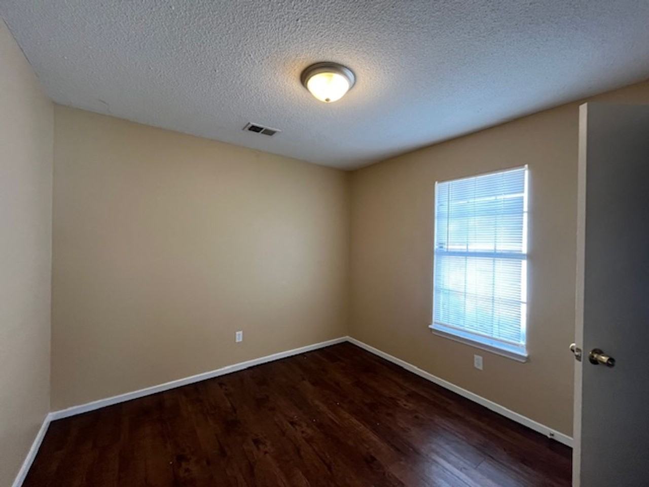 6515 Riverdale Rd - Photo 6 of 10