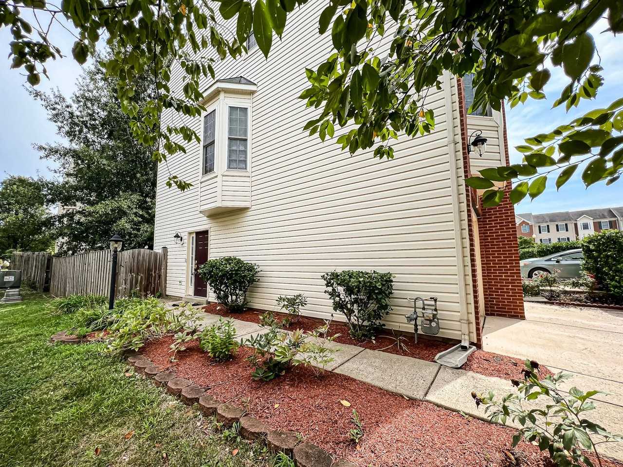 11912 Hayes Station Way - Photo 3 of 29