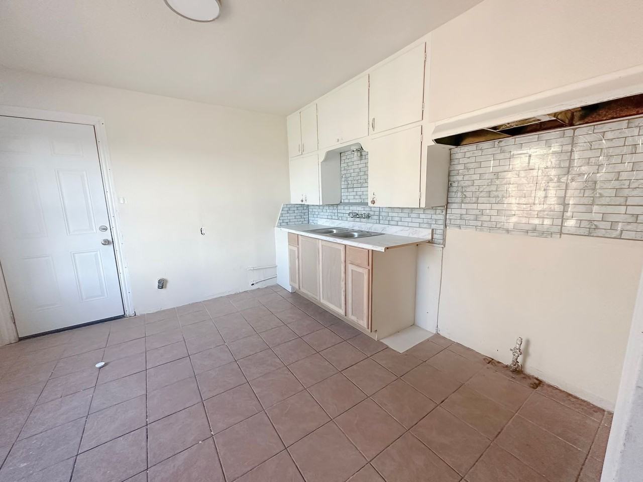 606 N 1st St - Photo 3 of 6