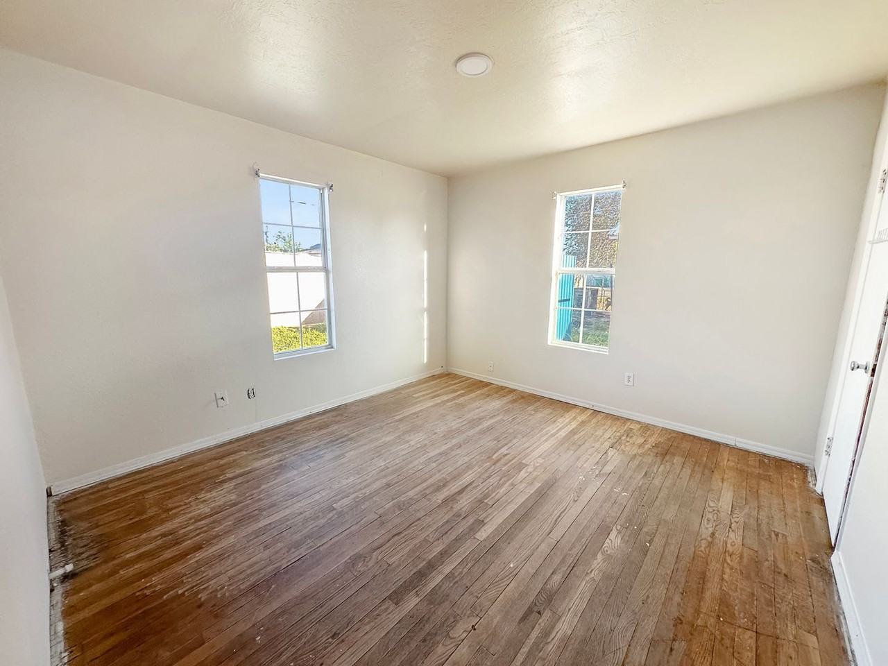 606 N 1st St - Photo 4 of 6