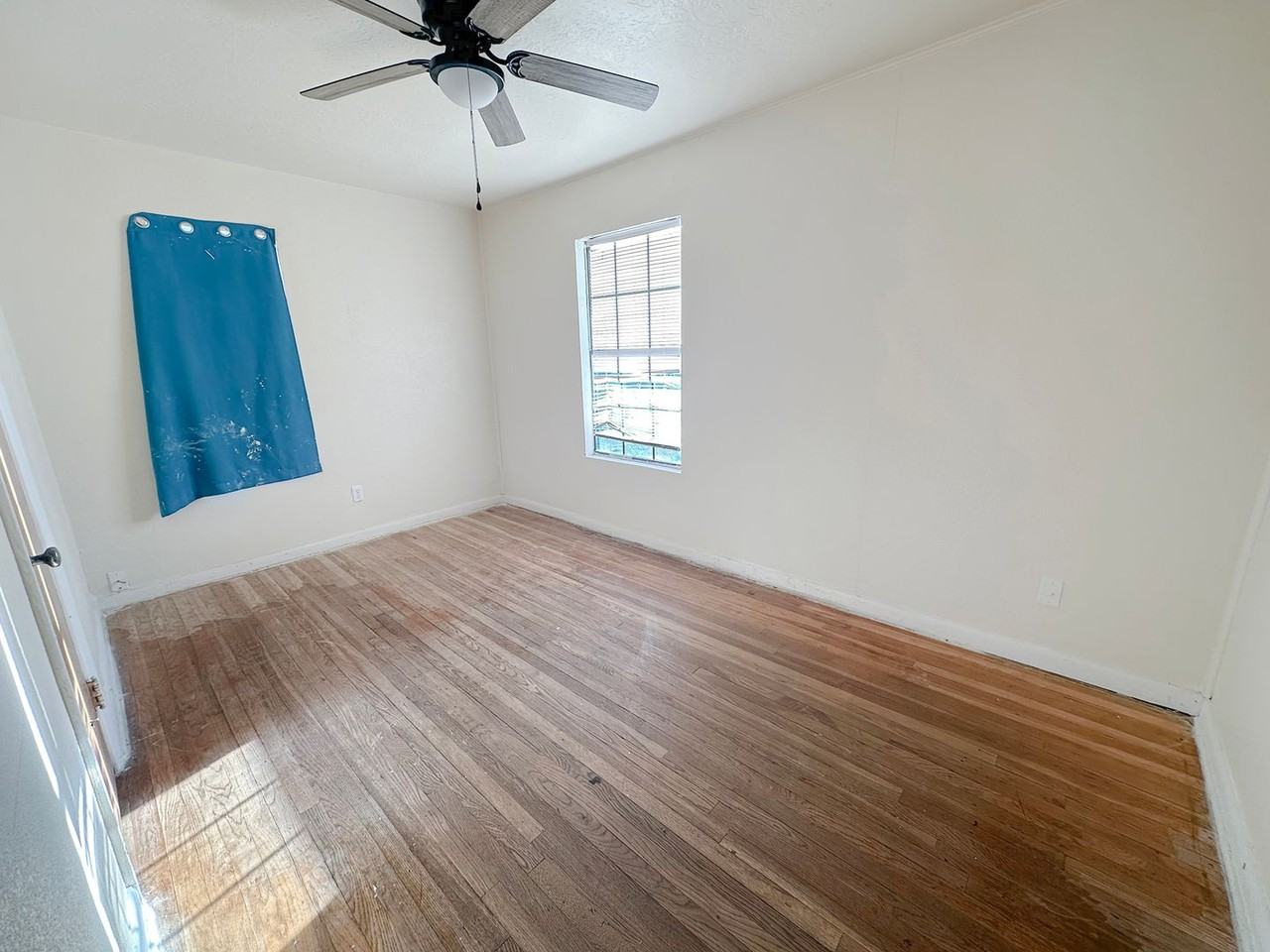 606 N 1st St - Photo 5 of 6