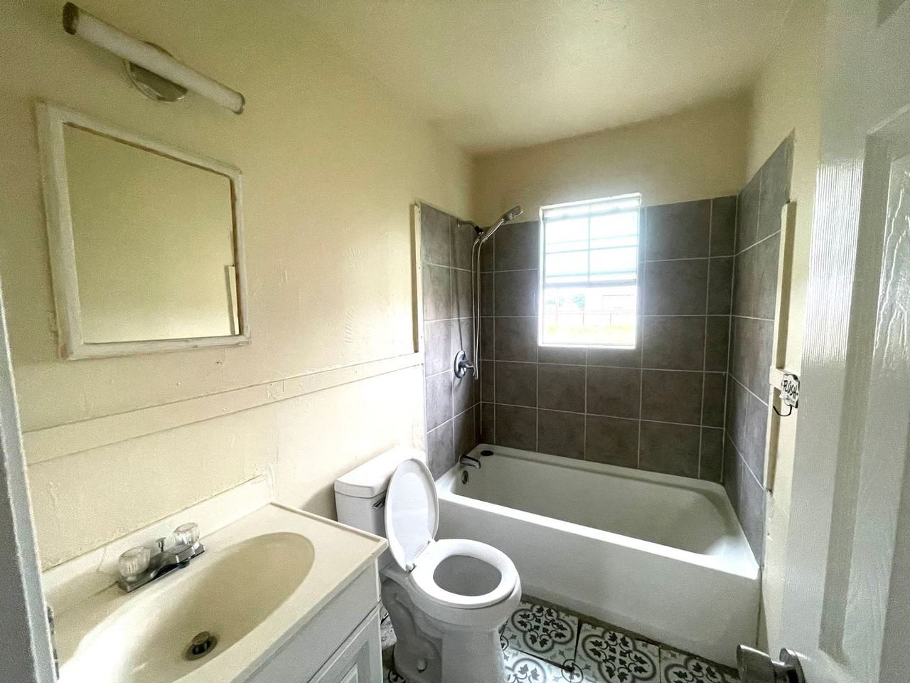 606 N 1st St - Photo 6 of 6