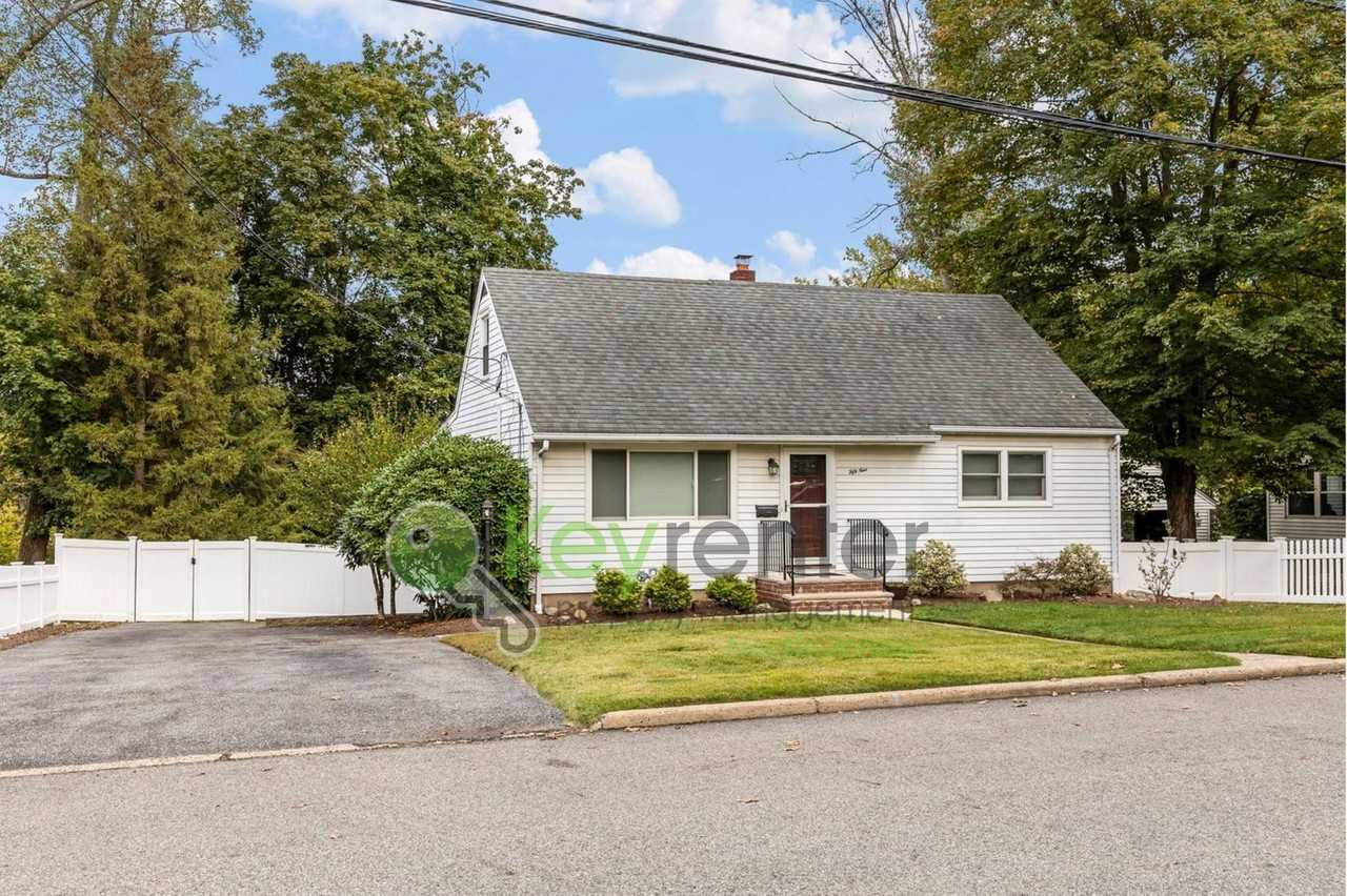 59 Dawn Ave - Photo 2 of 25