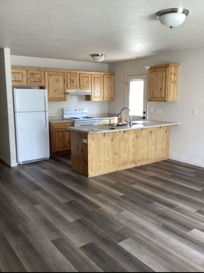 1242 N 575 W - Photo 2 of 14