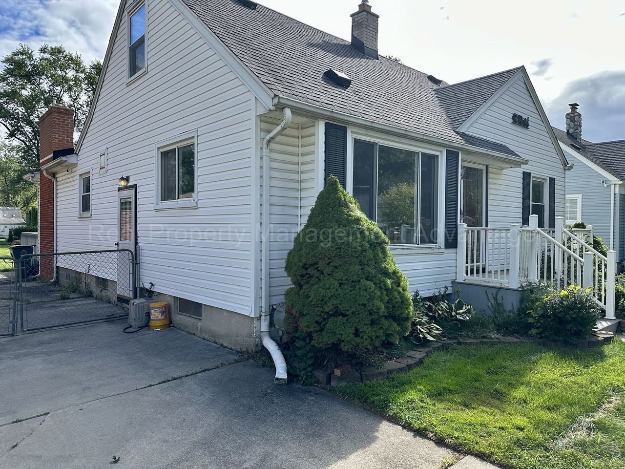 1048 Coolidge Ave - Photo 2 of 29