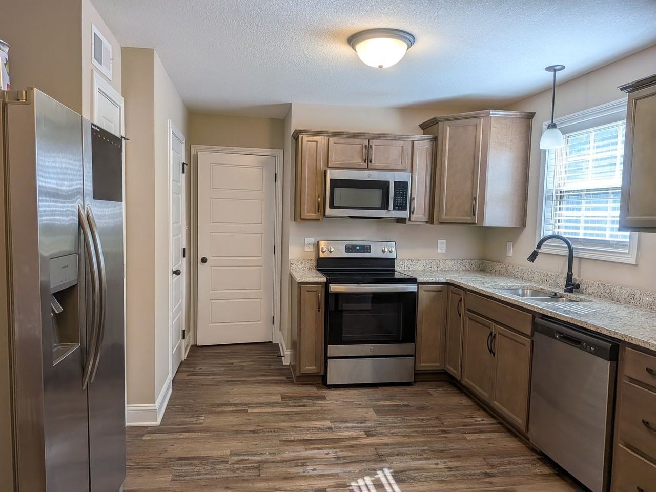 816 Lutz Ln - Photo 5 of 17