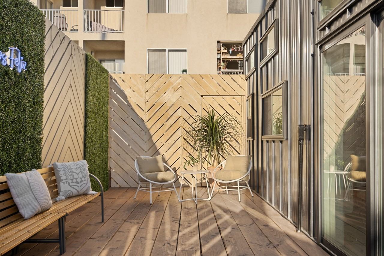 1570 1/2 Myra - Photo 2 of 10