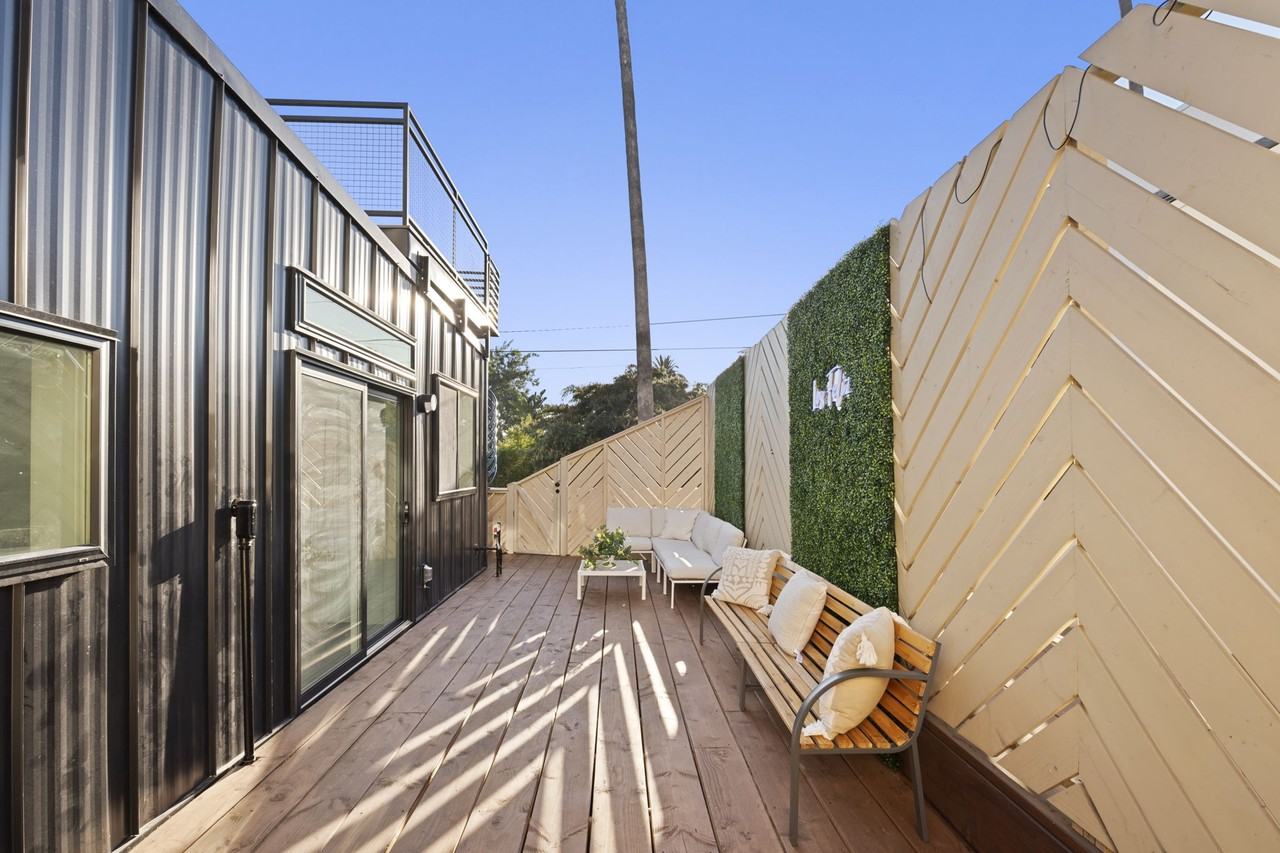 1570 1/2 Myra - Photo 3 of 10