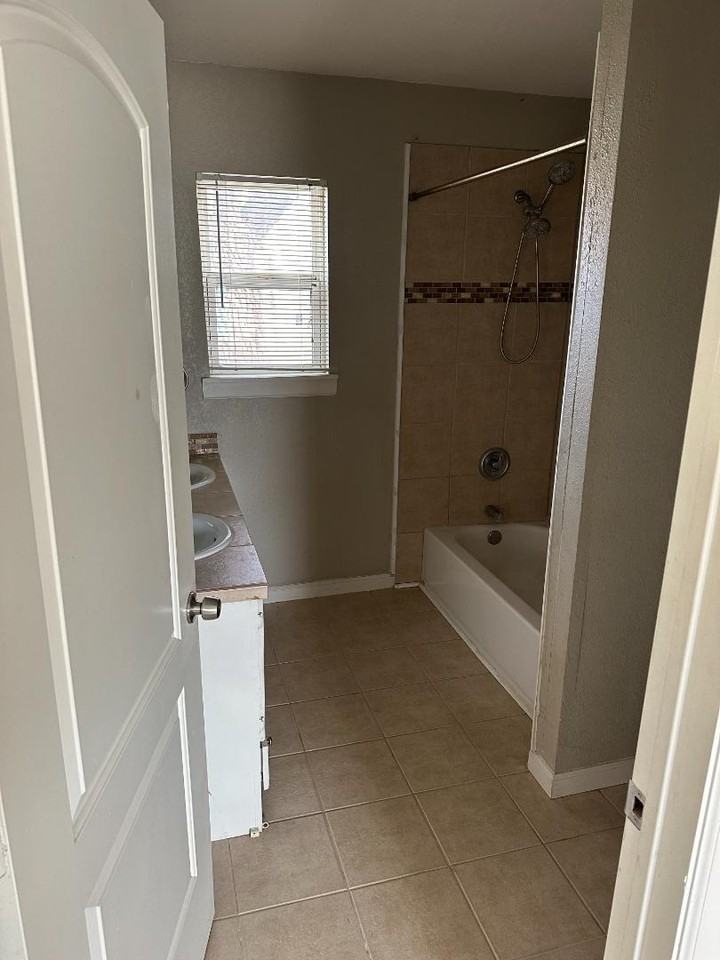 3114 33rd St - Photo 7 of 12