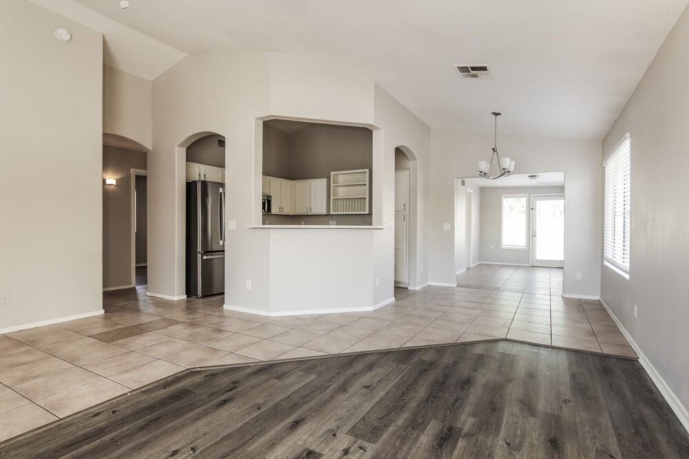 9036 West Holly Street - Photo 4 of 16