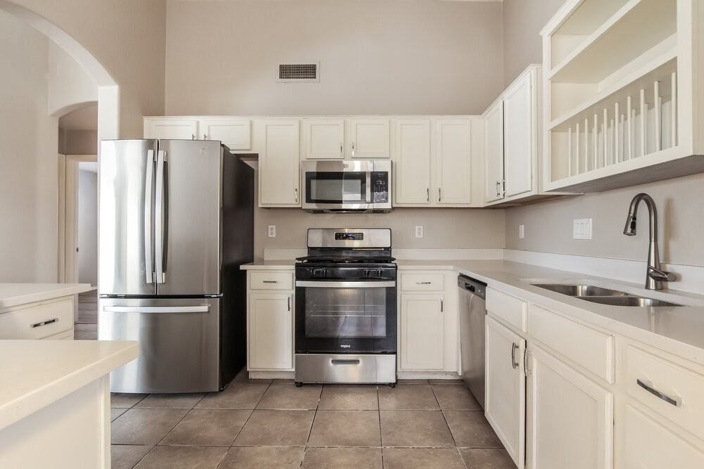 9036 West Holly Street - Photo 7 of 16