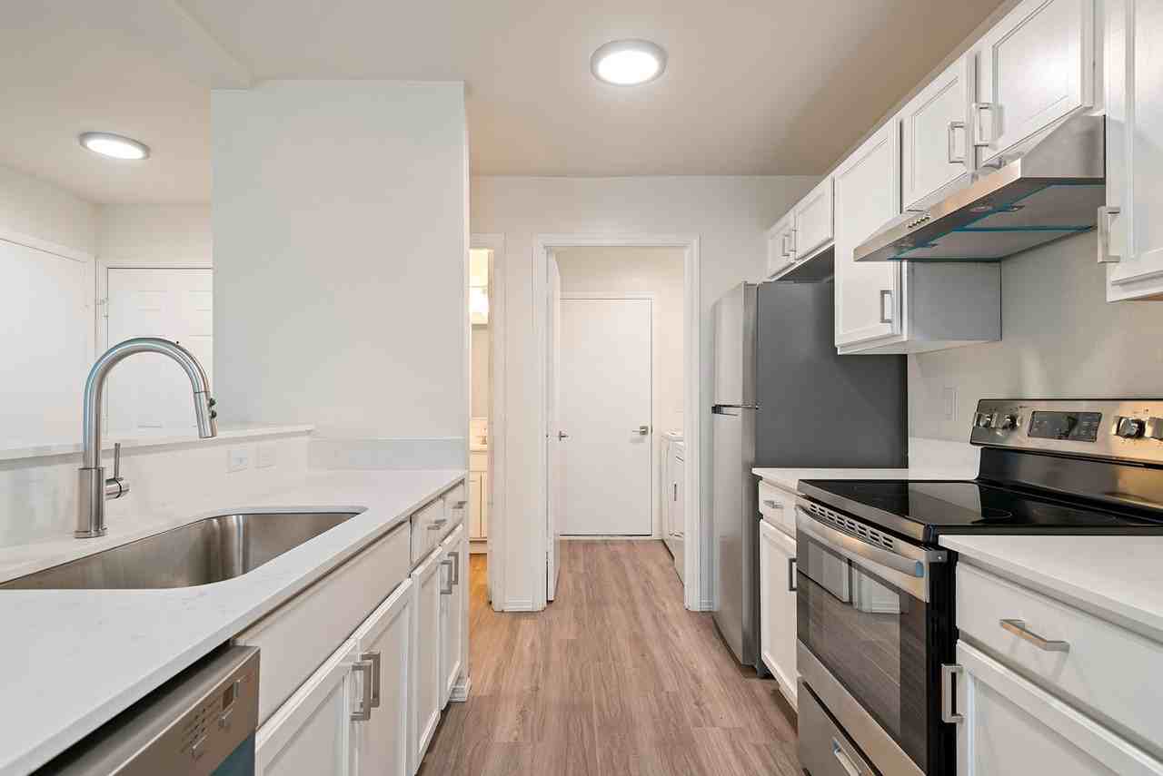 3 bedroom 2.5 bath townhomes - Photo 2 of 25