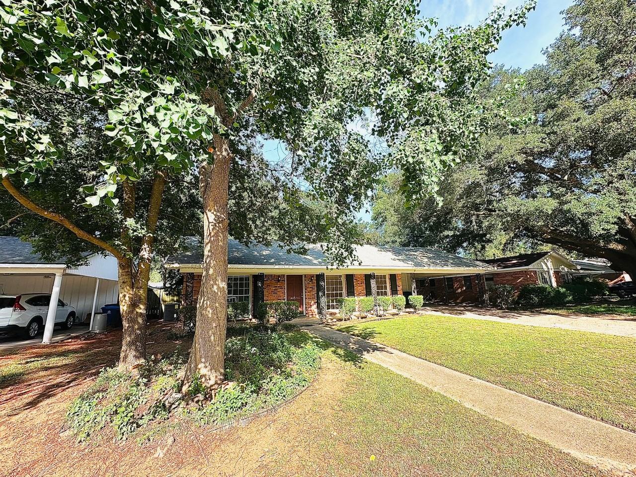 2046 Shadywood Ln - Photo 2 of 23