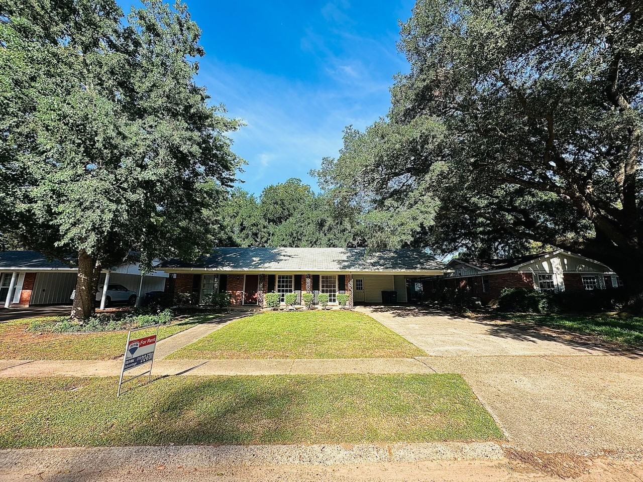 2046 Shadywood Ln - Photo 3 of 23