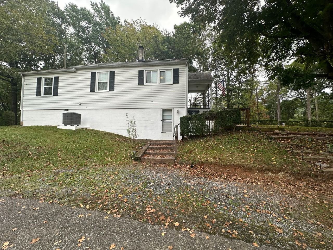 2533 Mayflower Dr - Photo 3 of 26