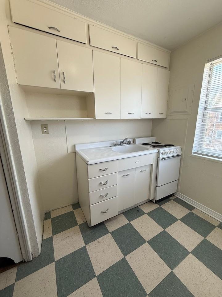 1744 Nw 17th St - Photo 4 of 13