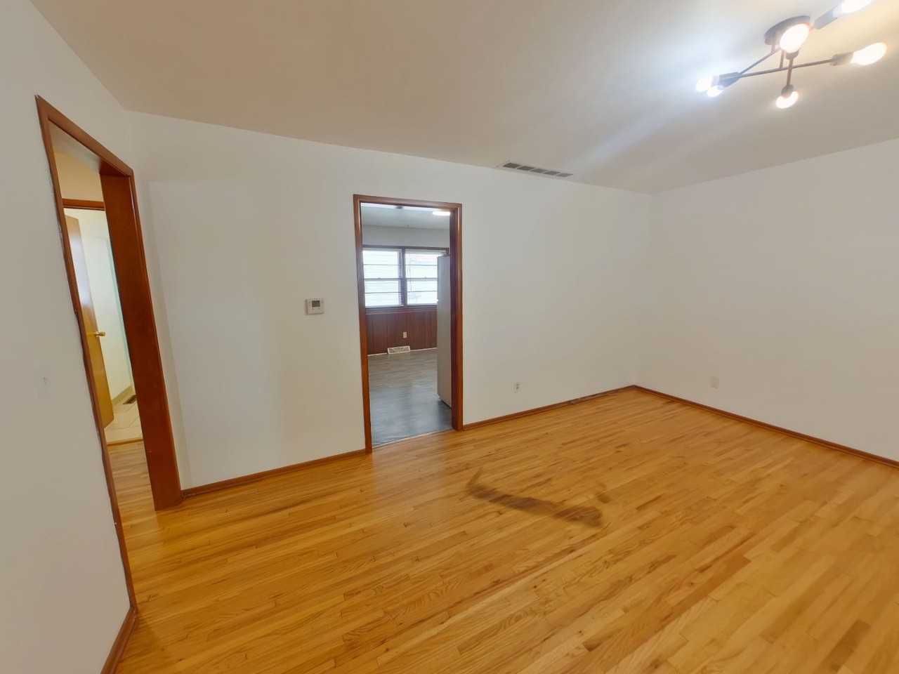 102 S Mount Carmel St - Photo 2 of 9