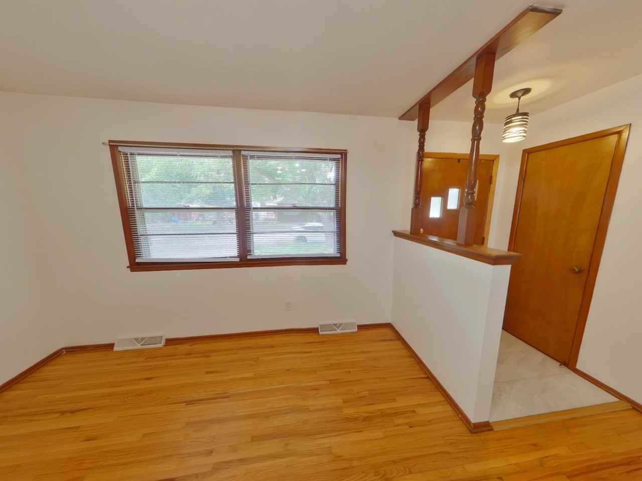 102 S Mount Carmel St - Photo 3 of 9