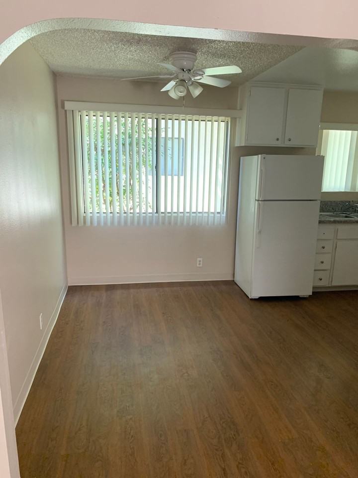 Spacious 2+1 1/2 E. End Townhouse! - Photo 3 of 9