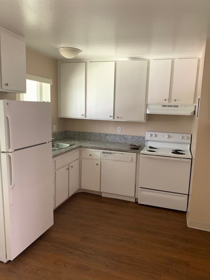 Spacious 2+1 1/2 E. End Townhouse! - Photo 4 of 9