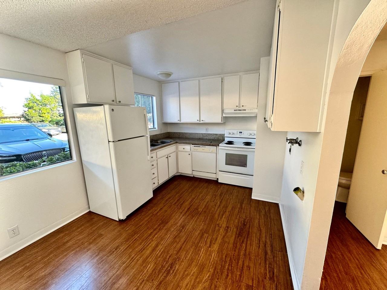 Spacious 2+1 1/2 E. End Townhouse! - Photo 5 of 9