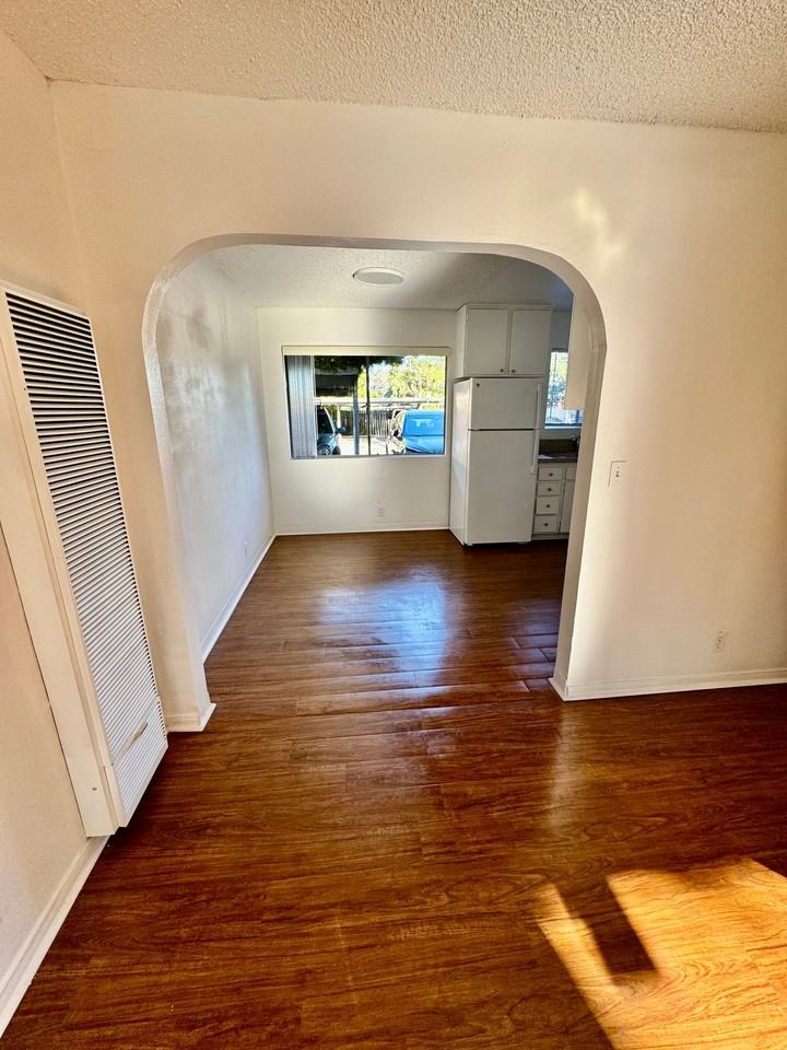 Spacious 2+1 1/2 E. End Townhouse! - Photo 6 of 9