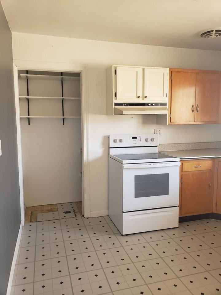 1606 Oxford Dr - Photo 6 of 17