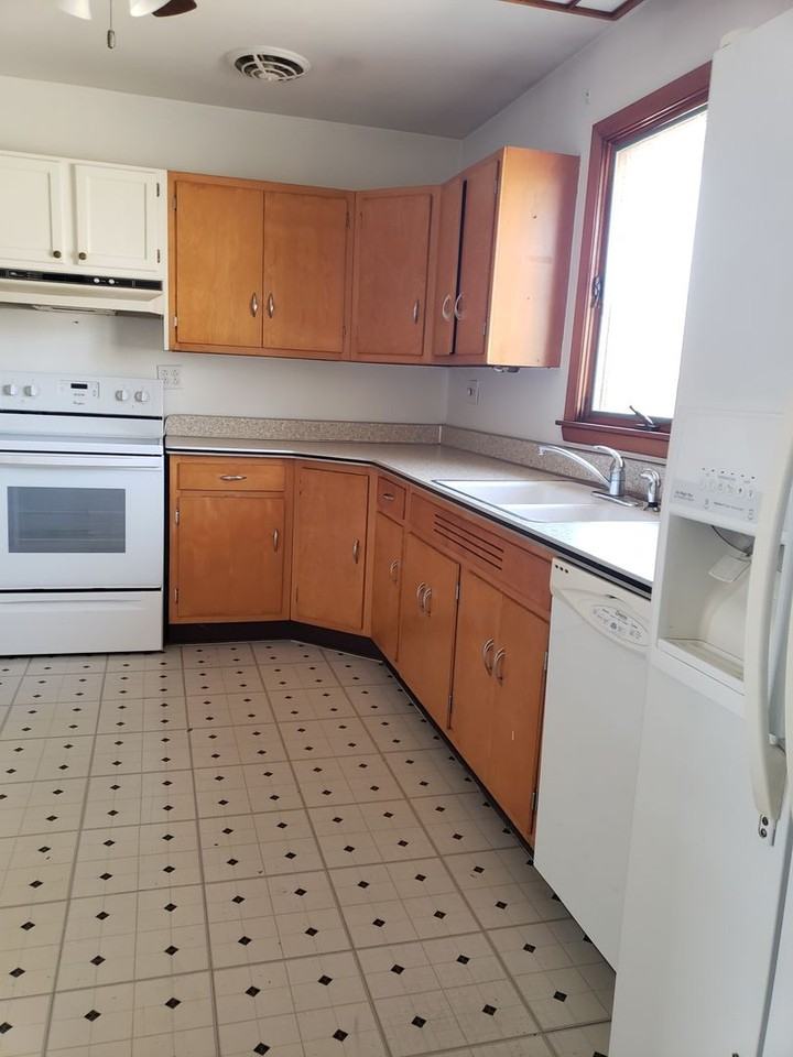 1606 Oxford Dr - Photo 5 of 17