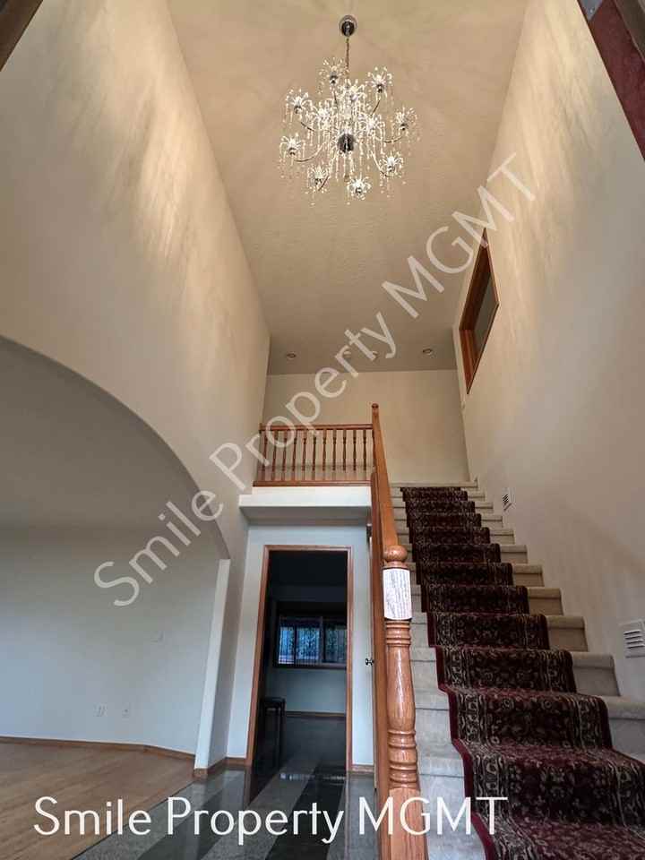 2568 Sw Hewitt Ave - Photo 3 of 28