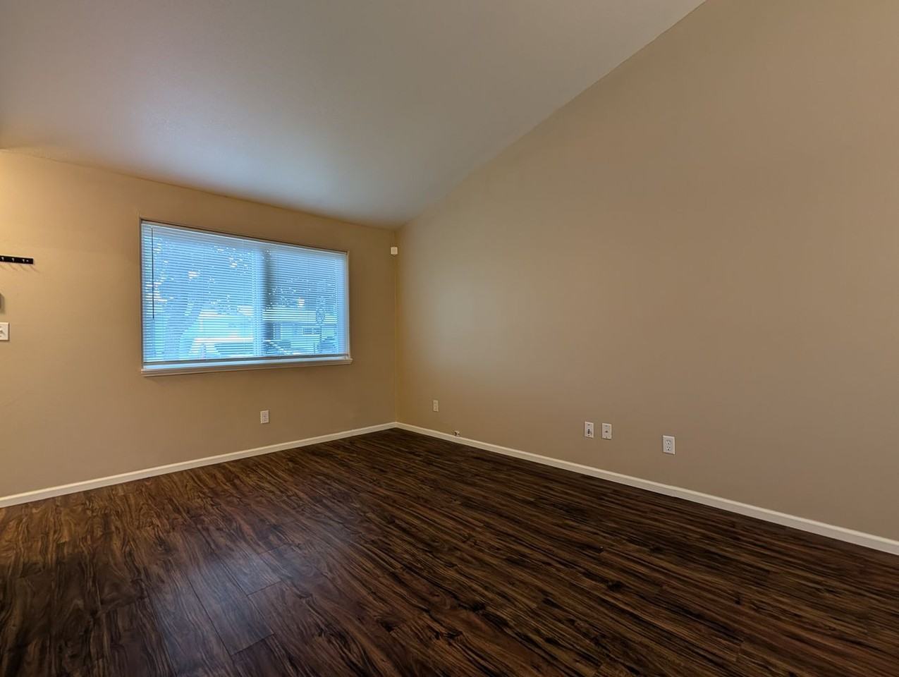 2068 Scott Rd - Photo 7 of 23