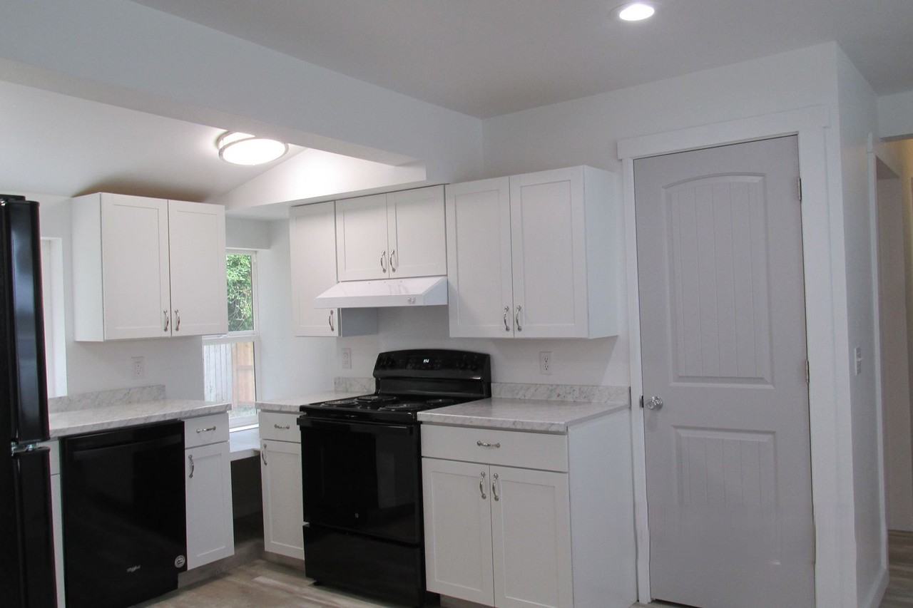 15019 Memorial Highway - Photo 3 of 14