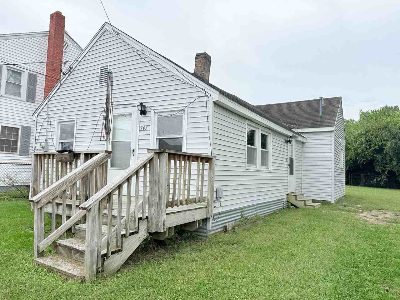 745 Clarence St - Photo 2 of 12