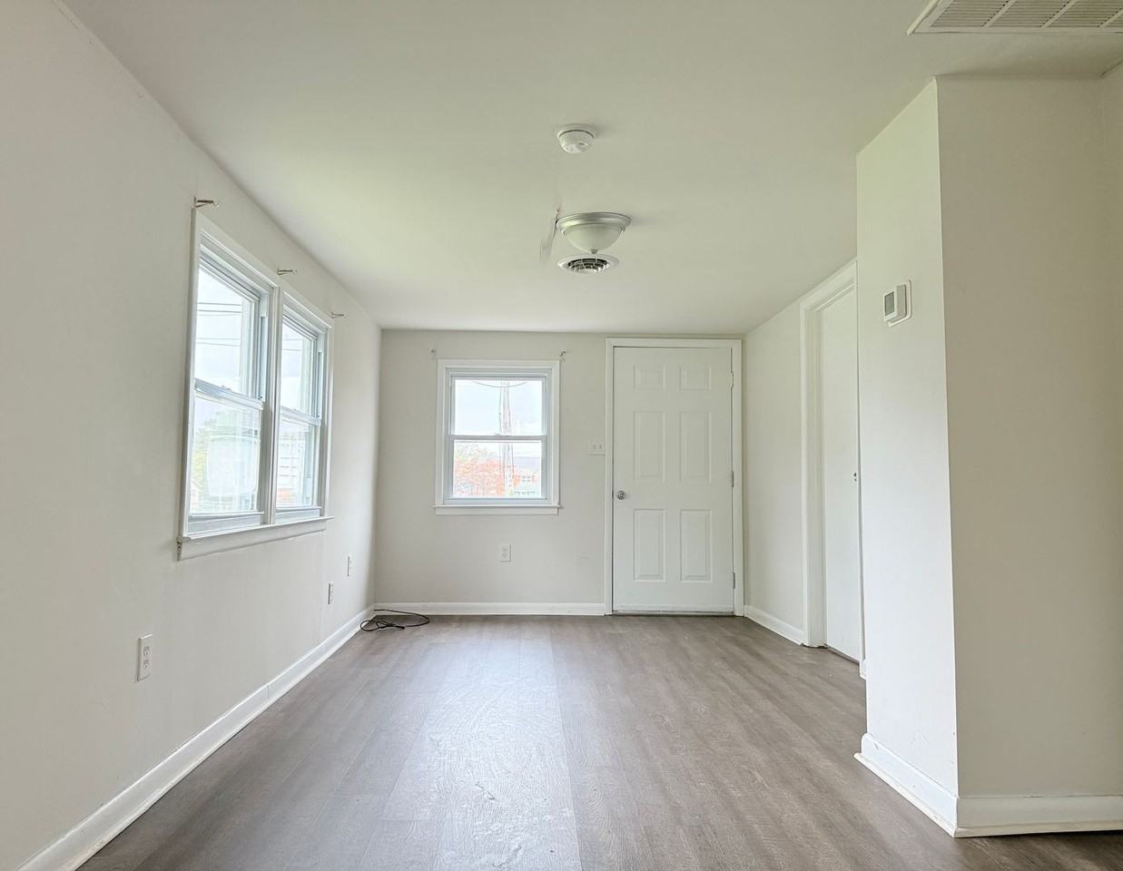 745 Clarence St - Photo 3 of 12