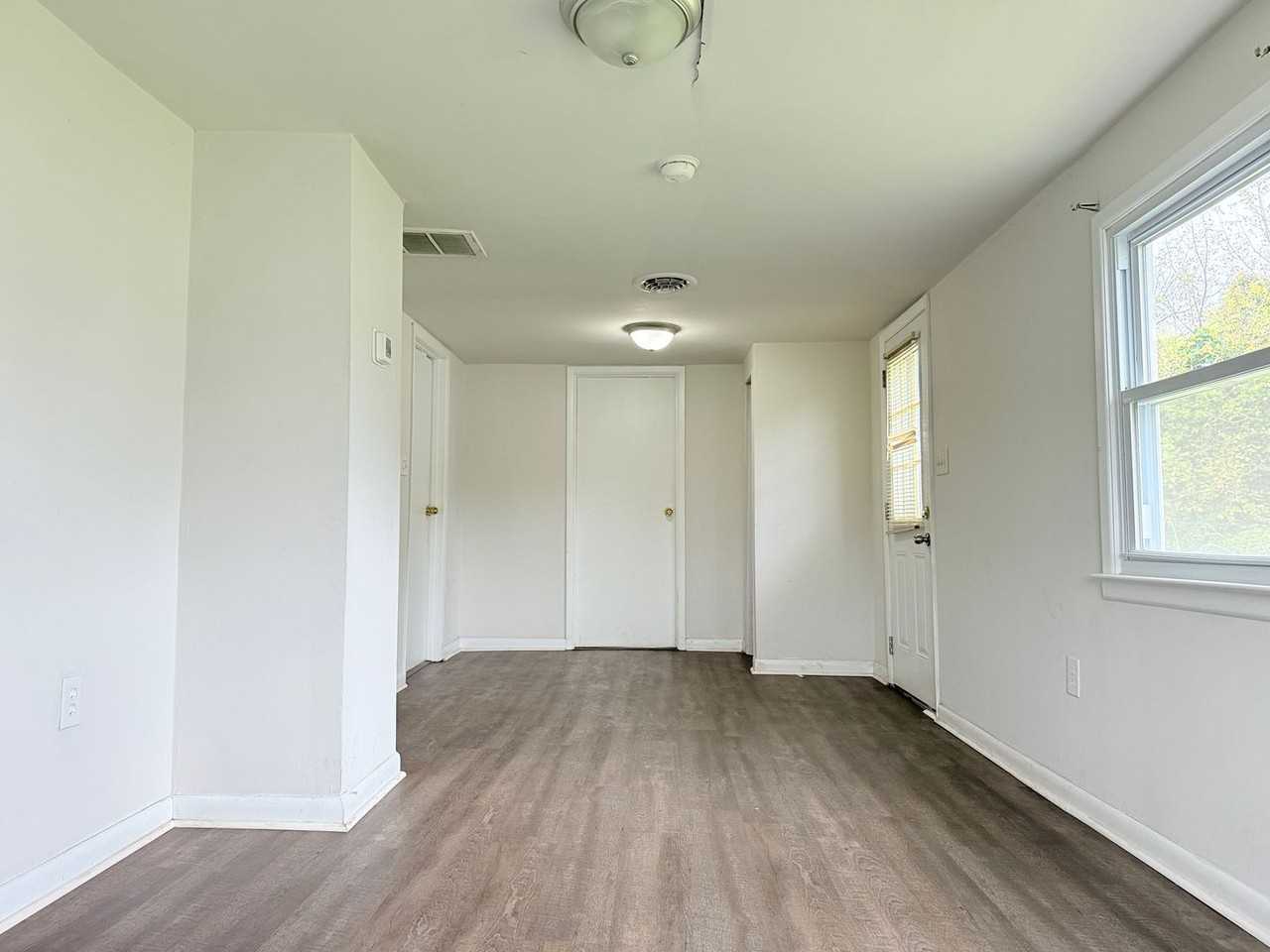 745 Clarence St - Photo 4 of 12