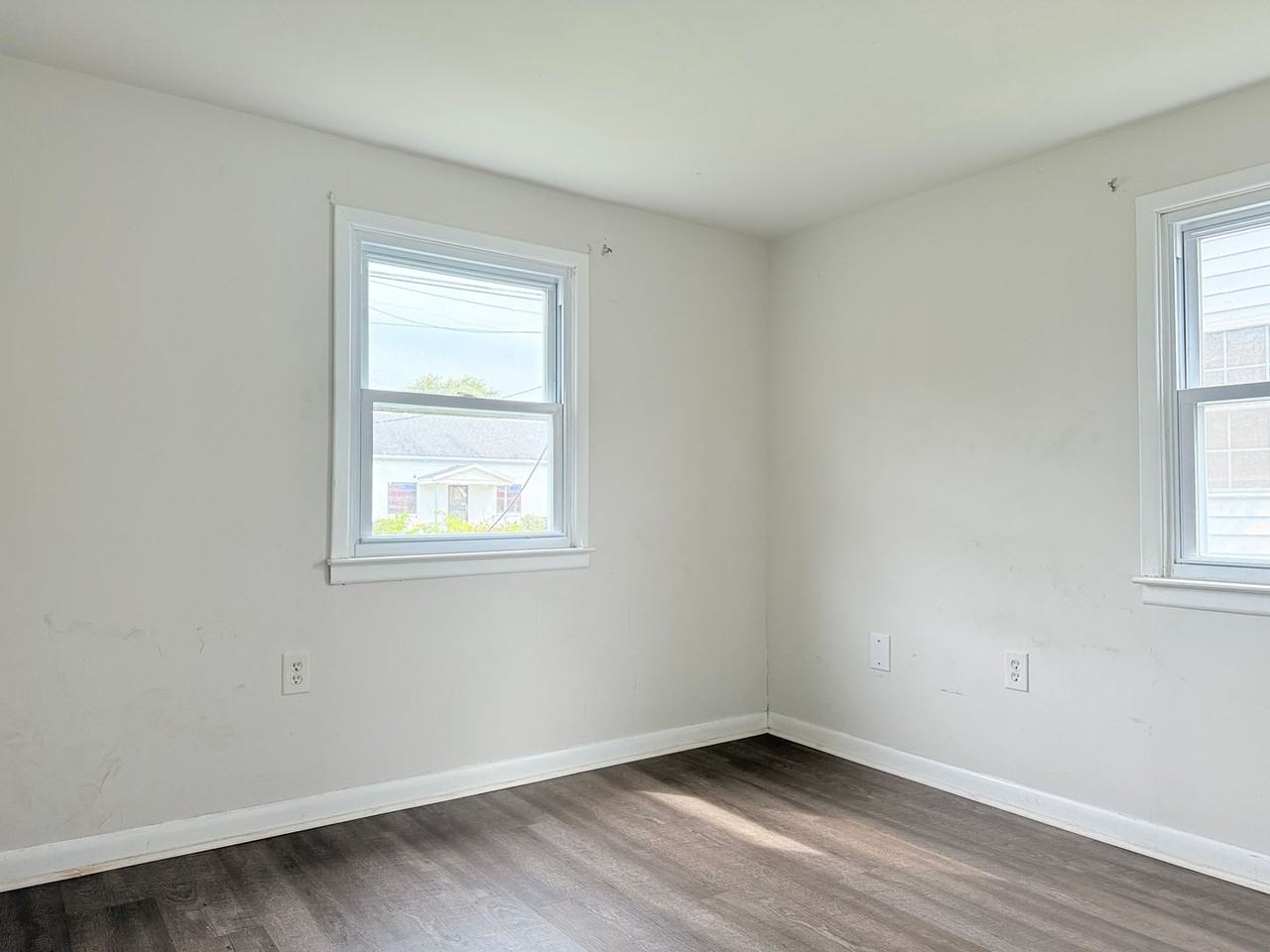 745 Clarence St - Photo 5 of 12