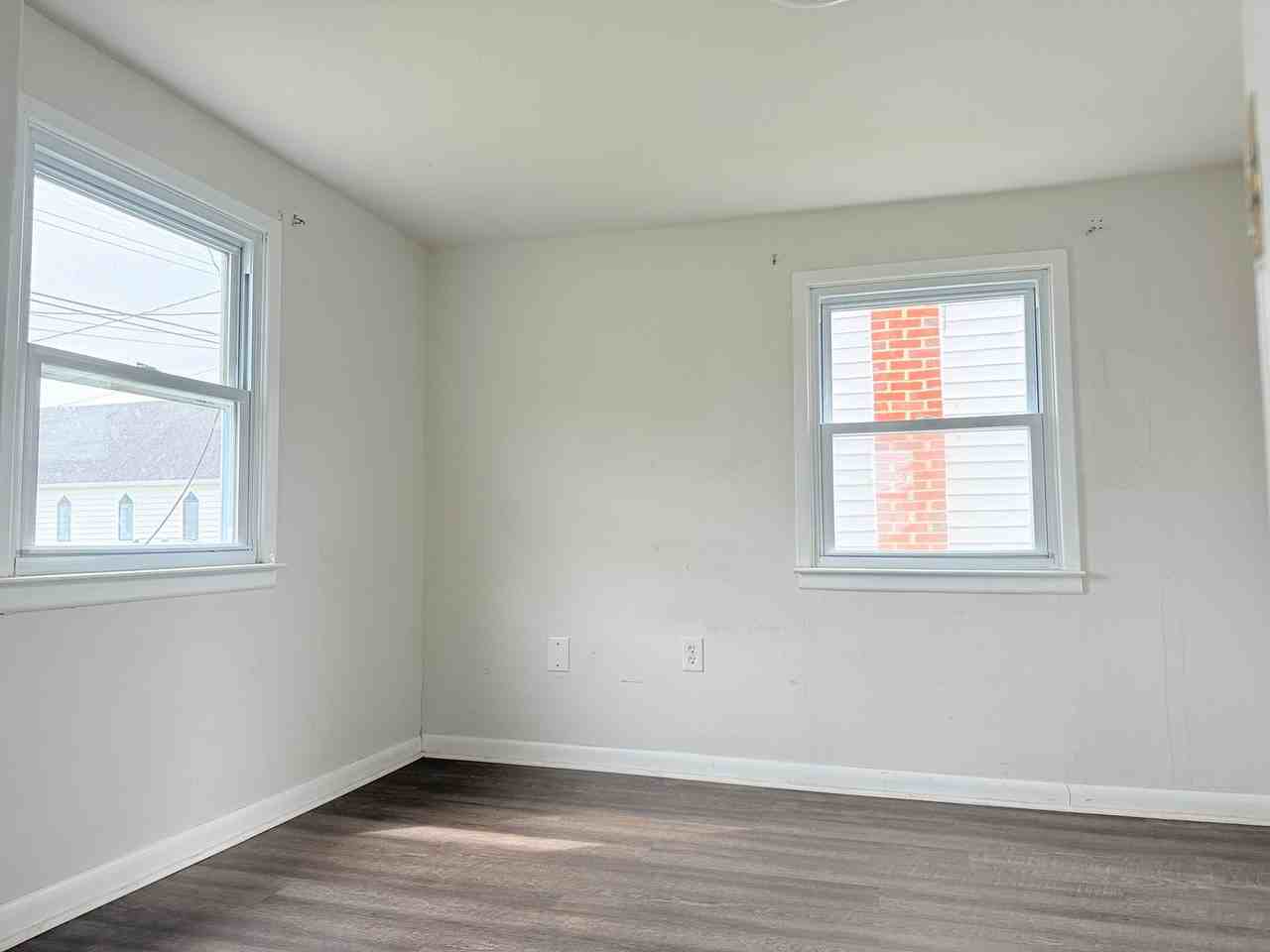 745 Clarence St - Photo 6 of 12