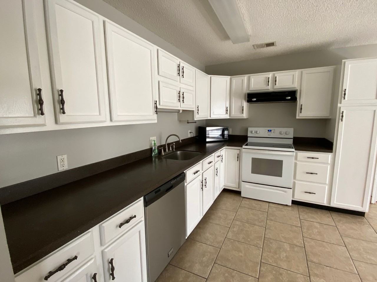 722 Cindy Ln - Photo 3 of 18