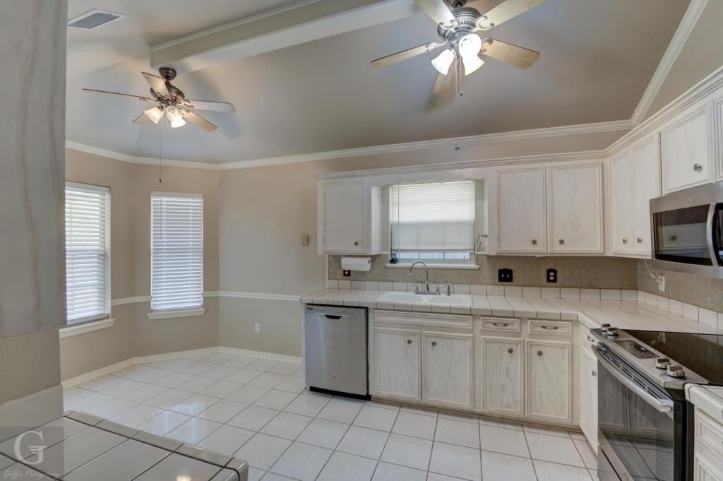 5806 Hollyhock Ln - Photo 5 of 19