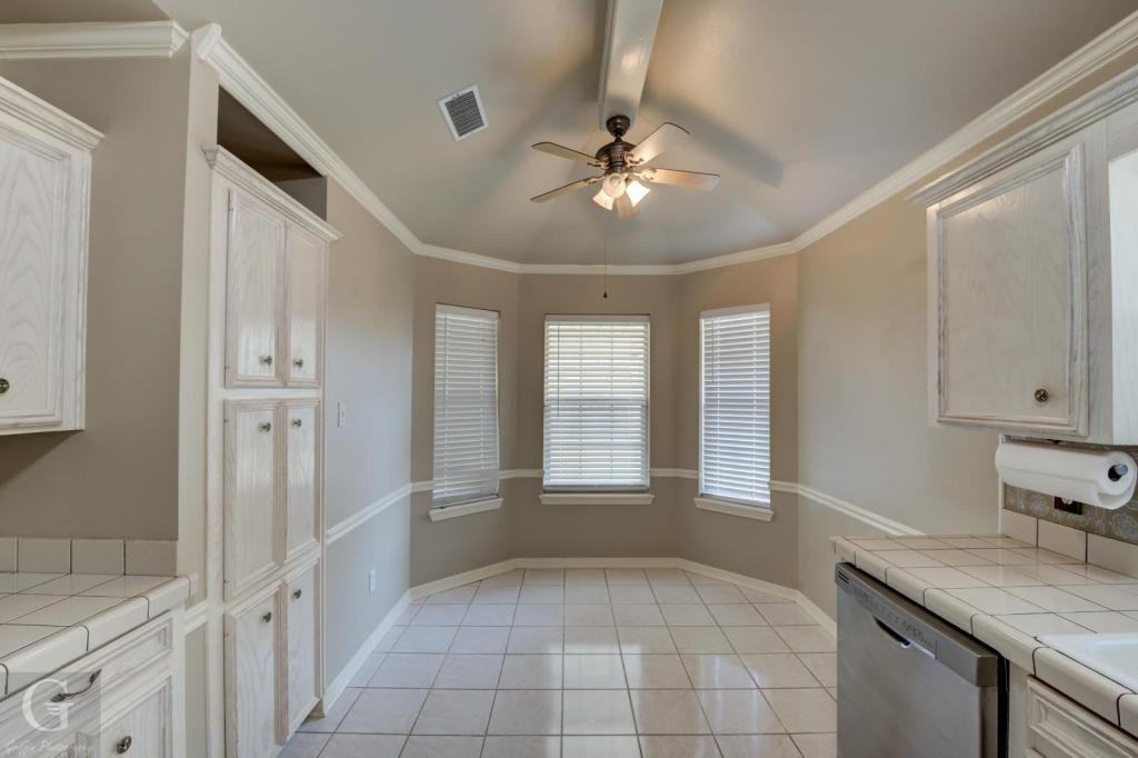 5806 Hollyhock Ln - Photo 7 of 19