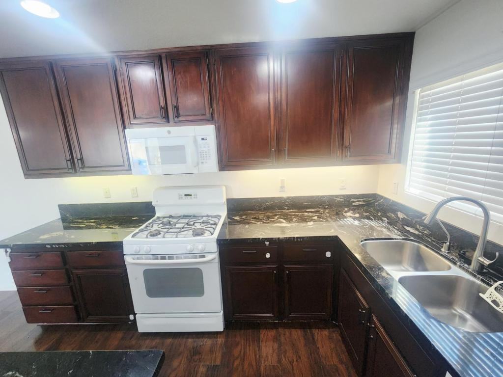 1330 Wendell Cutting Ct - Photo 5 of 23