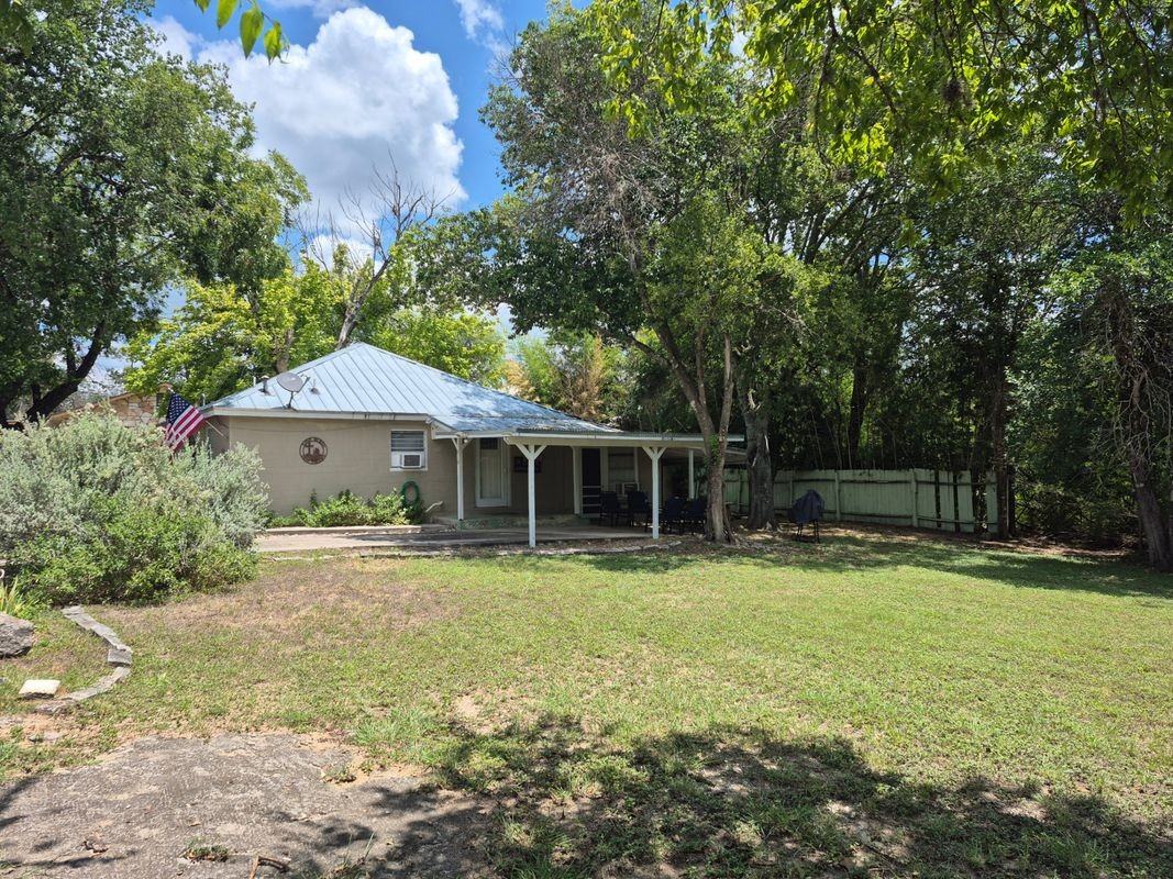 810 Cypress St - Photo 2 of 9