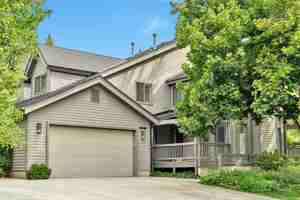 featured image of 4829 S Arbor Cir