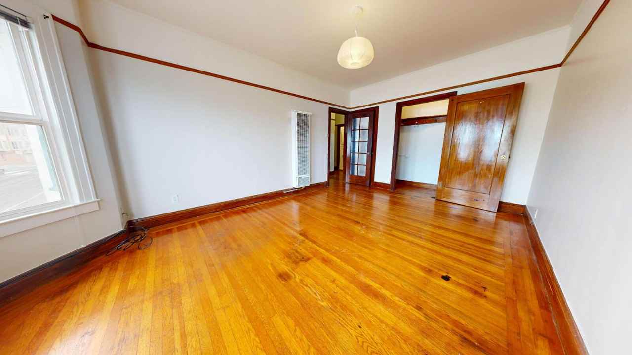 2233 Judah St - Photo 3 of 15