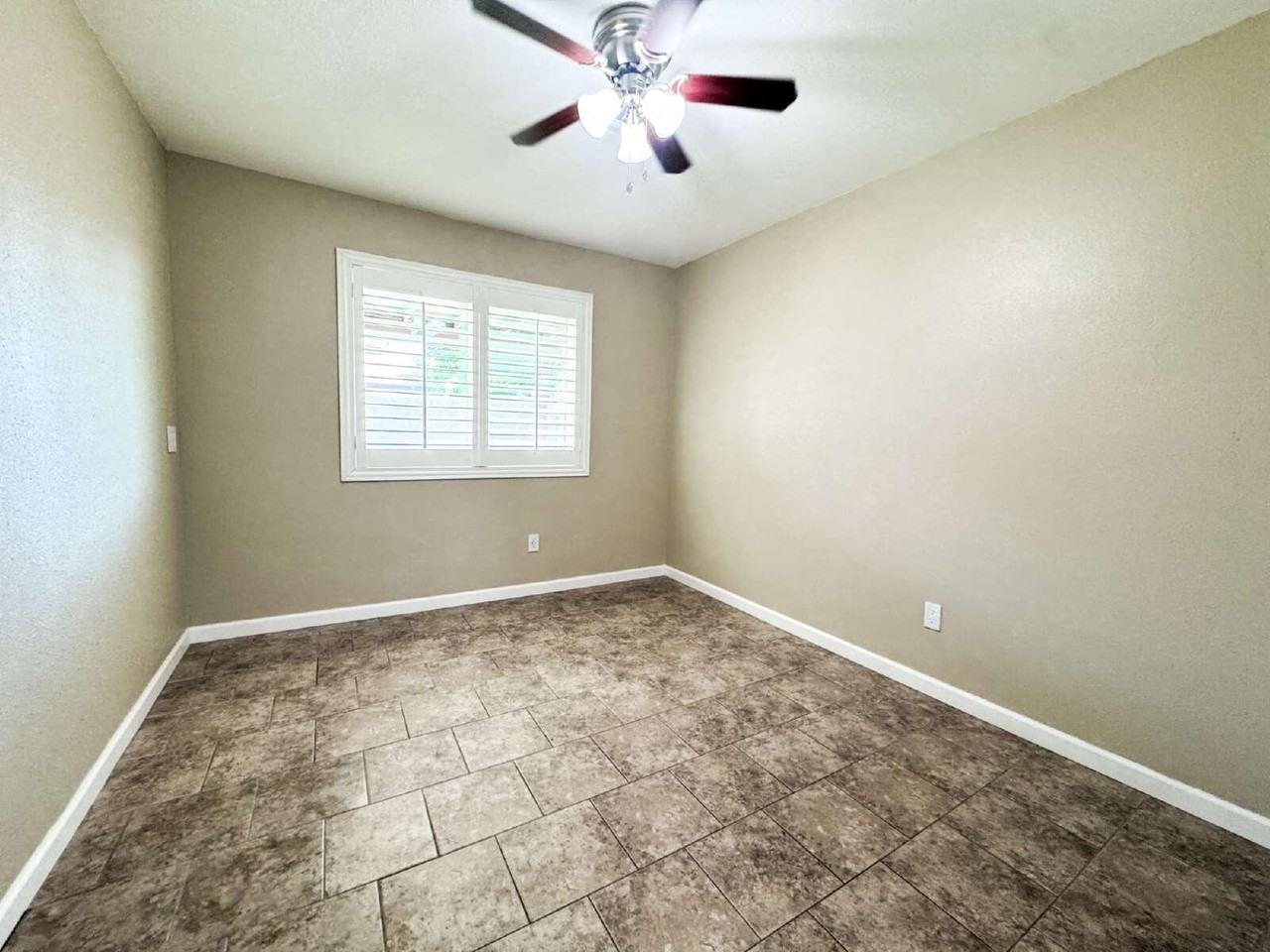 1641 W Hillside Pl - Photo 5 of 30