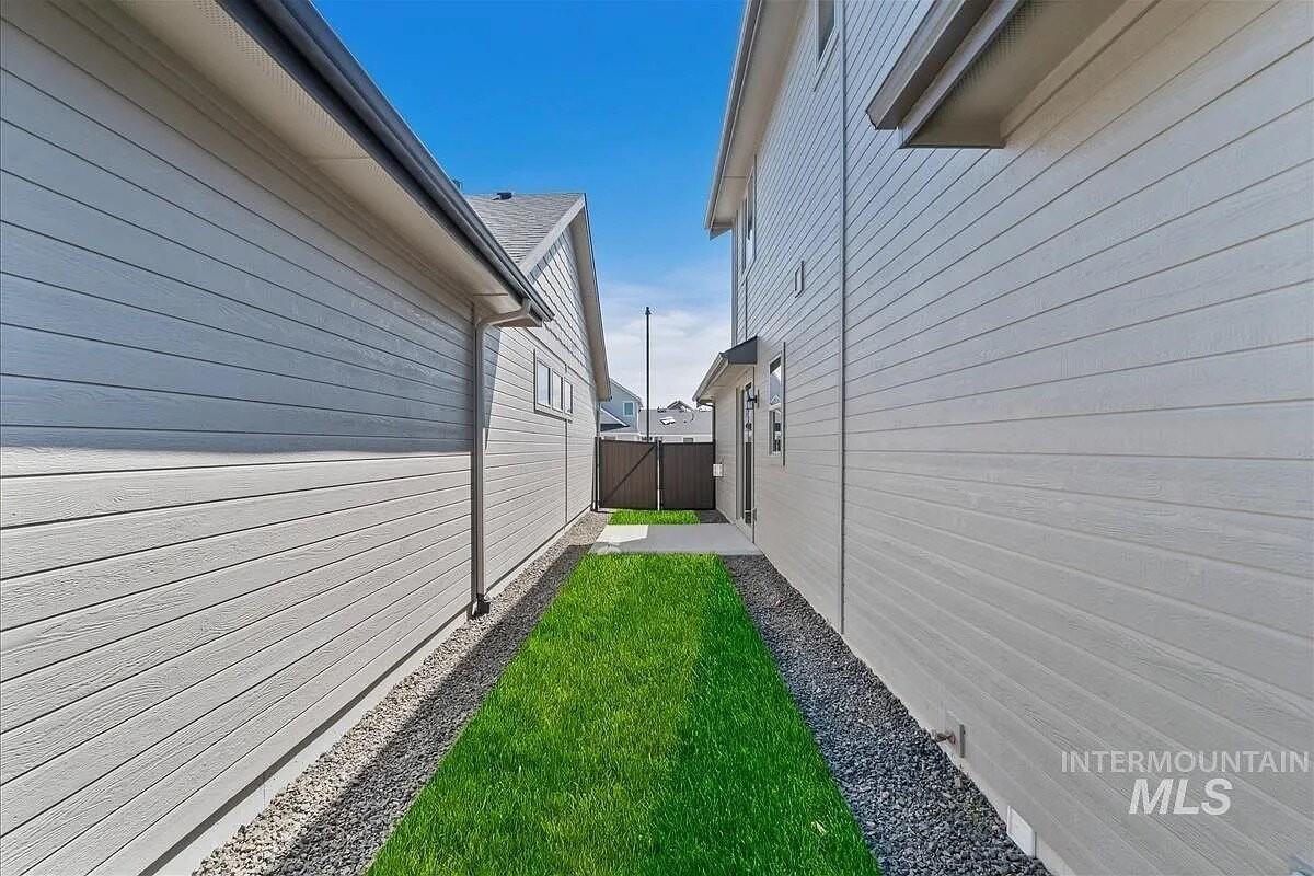 2300 E Valensole St - Photo 4 of 25