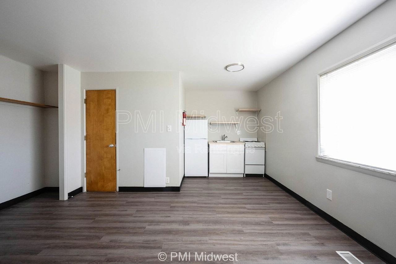 2215 E 56th St #23 - Photo 3 of 11